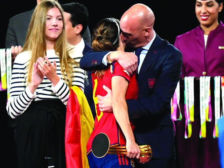 Hành động của Rubiales dẫn tới nhiều chỉ trích dữ dội. Ảnh: Getty