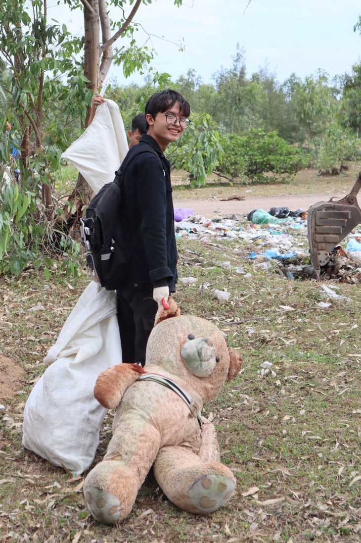 Đi nhặt rác về là có gấu.