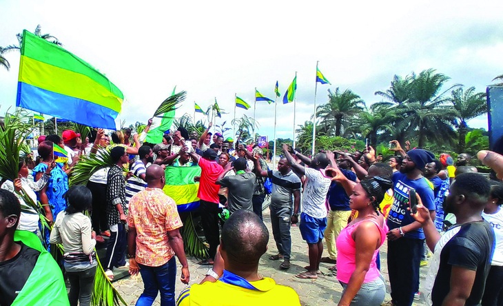 Dân Gabon xuống đường sau đảo chính. Ảnh: CNN