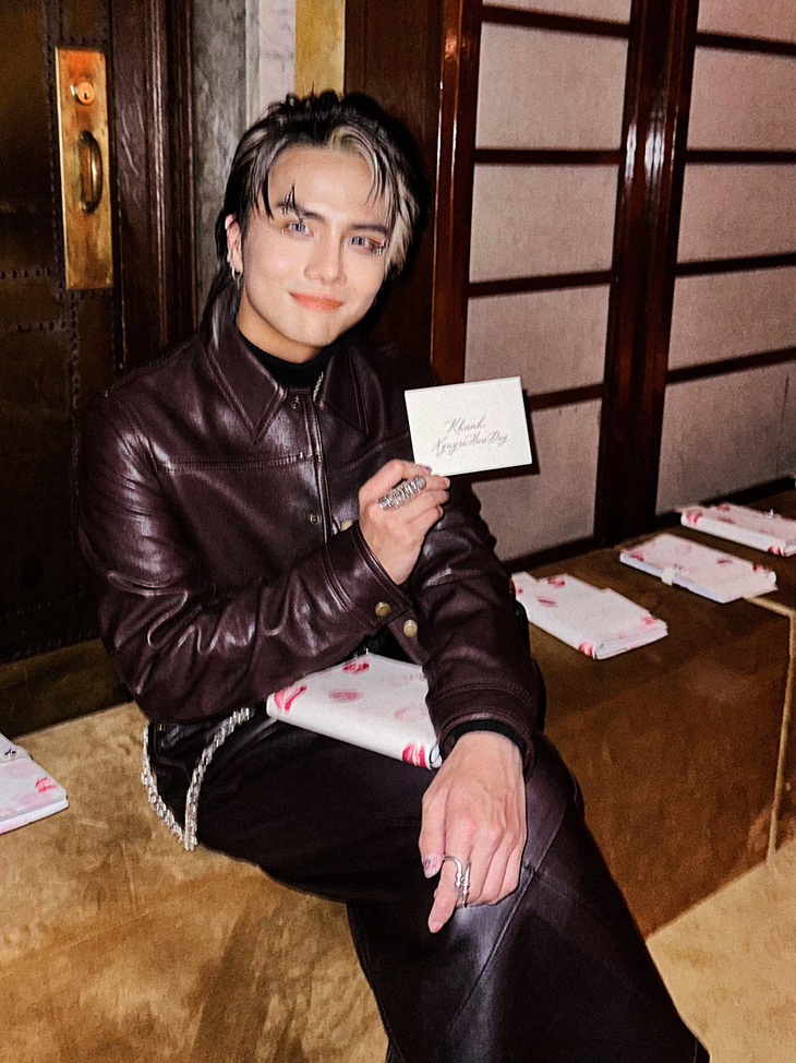 Duy Khánh tâm sự: "Việc được mời dự show và ngồi ở hàng ghế đầu cho tôi cảm giác của một tín đồ thời trang thực thụ".