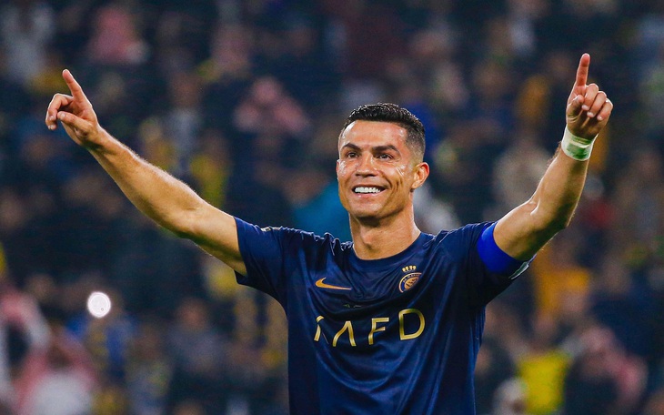 Ronaldo tặng quà sinh nhật đặc biệt khiến mẹ bật khóc