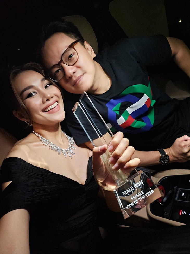 Thanh Hằng còn khoe ảnh chụp cực tình bên chồng. Cô trêu ông xã: "Tranh thủ họp xong chạy đi đón Dzợ dìa. Dzợ nhận giải thưởng Female icon of the year nè ❤️ thưởng nóng k Chồng?".