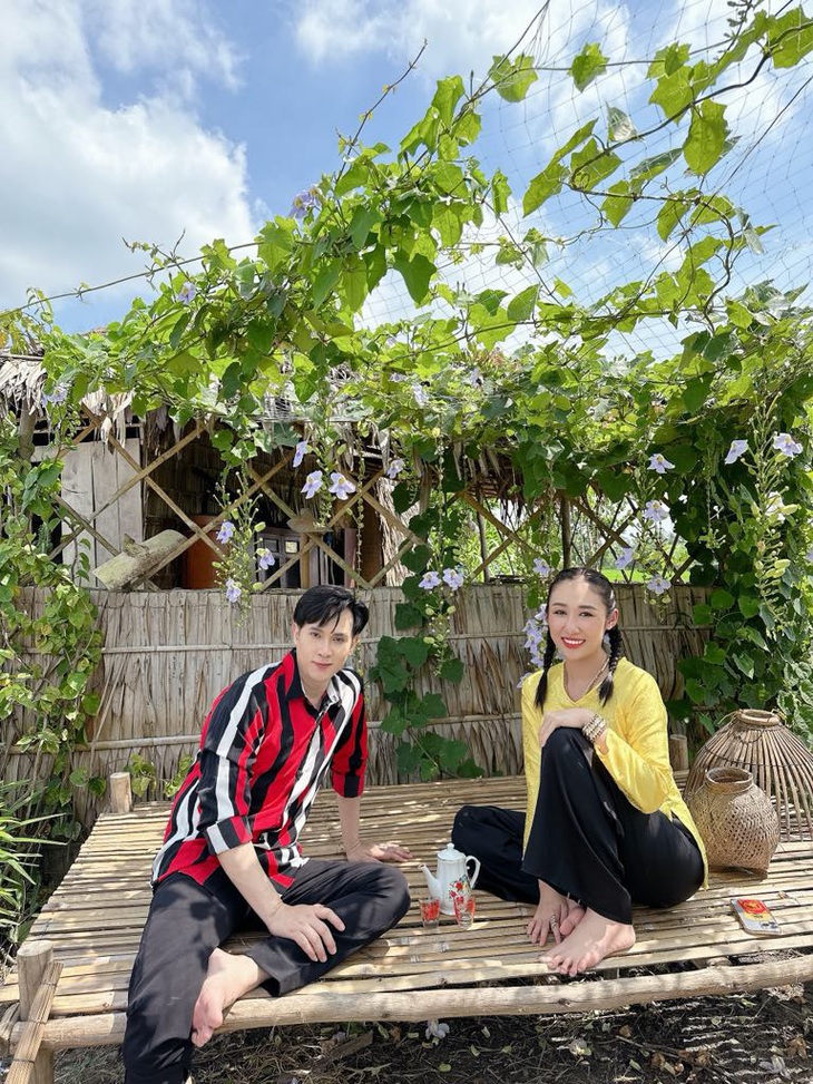 Với sự đầu tư kỹ thuật và tâm huyết, MV Ba má ơi! Con hứa lấy vợ hứa hẹn sẽ là một điểm sáng trong thị trường âm nhạc Việt Nam trong dịp đầu năm mới.