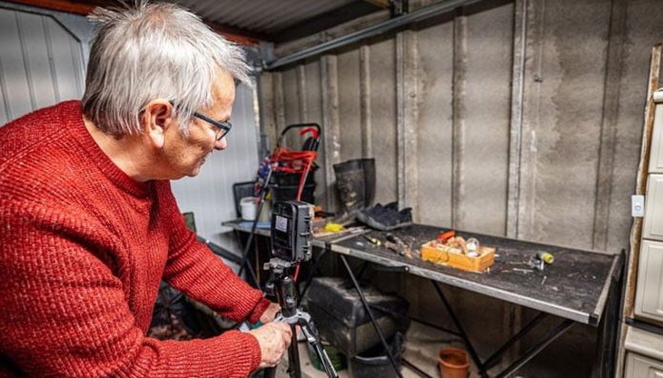 Ông Rodney thiết lập một chiếc máy quay để tìm hiểu sự tình.&nbsp;