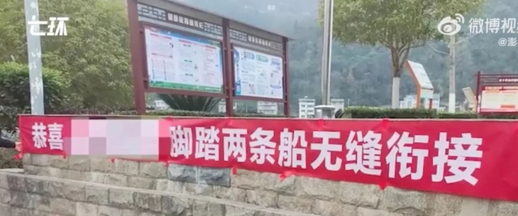 Yêu không được thì treo biểu ngữ tố bạn gái cũ ngoại tình- Ảnh 1.