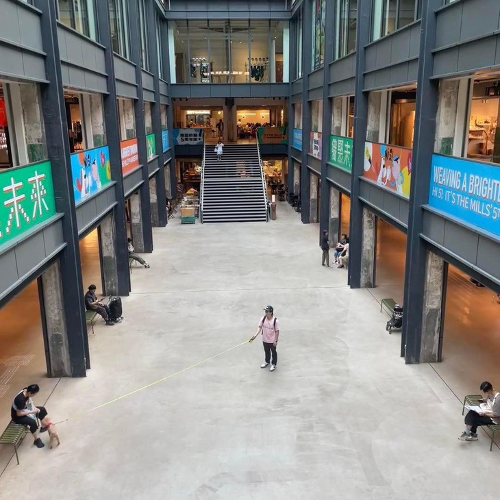 Chủ hướng nội dắt chó hướng... lung tung.