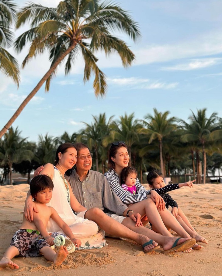 Chung Gia Hân có giây phút thư giãn bên ba mẹ cùng 3 con