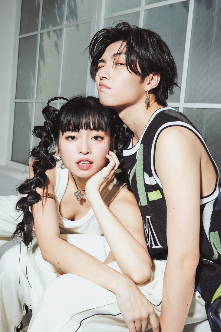 Đặc biệt, sự tương tác của Cody và Khánh Vân là điểm nổi bật của loạt ảnh này. Cả hai tạo dáng tự nhiên, mang đến sắc màu trẻ trung bắt mắt cùng bầu không khí tình tứ lãng mạn.