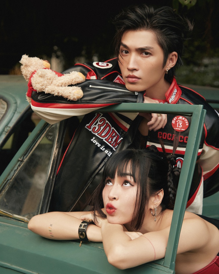 Trong loạt ảnh, cả hai 