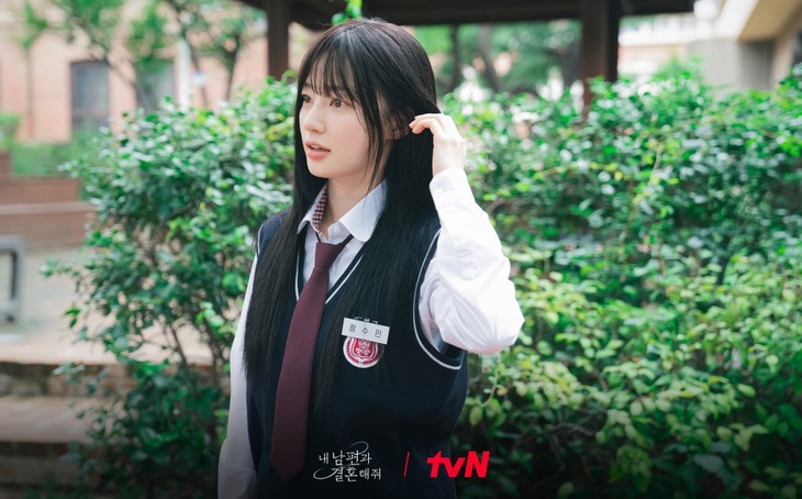 Vẻ ngoài trong trẻo, ngây thơ khiến nữ diễn viên Song Ha Yoon trông cứ như mới ngoài 20.