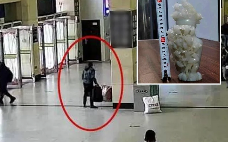 Báo cảnh sát bị mất cắp chiếc bình ngọc vừa lấy trộm