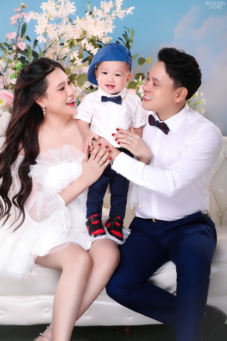 Hồ Bích Trâm hạnh phúc bên cạnh ông xã và nhóc tì