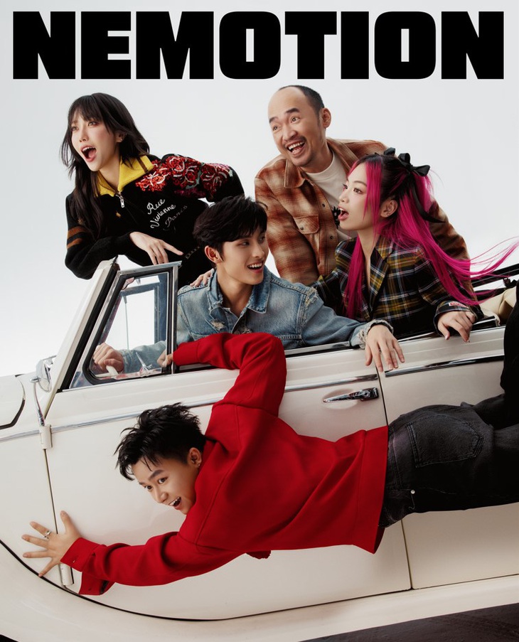 Hoàn toàn trái ngược với những hình ảnh đời thường của dàn cast trong Mùi vị những chuyến đi với những trải nghiệm thực tế, các nghệ sĩ diện cho mình những bộ đồ hiệu sang chảnh với thần thái ngút ngàn.