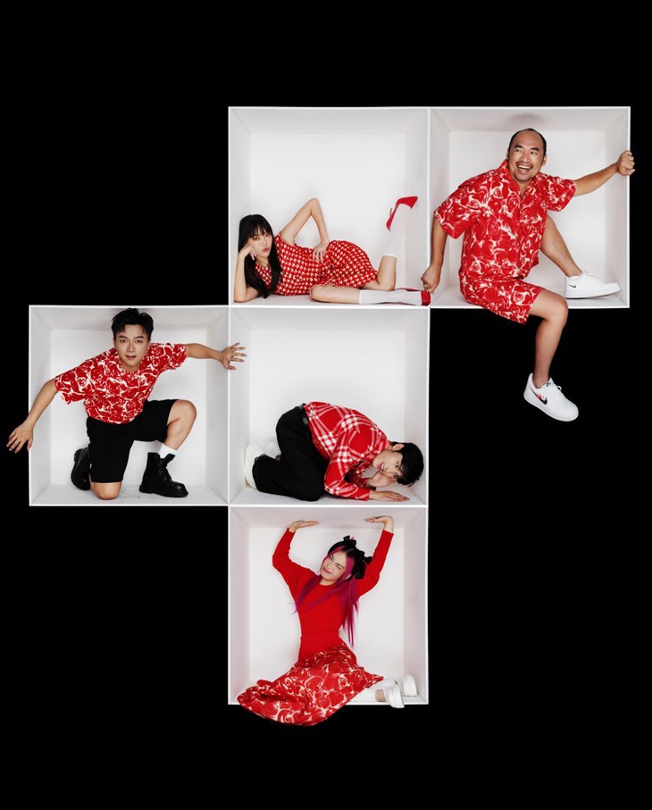 Những biểu cảm tự nhiên và đáng yêu của các nghệ sĩ cũng được ghi lại chân thực. Đặc biệt, dù là bộ hình thời trang nhưng không khí thân mật, vui vẻ, ăn ý của gia đình cá heo cũng được người xem cảm nhận rõ.