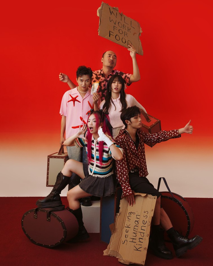 Bộ hình cũng đánh dấu đây là lần hiếm hoi Diệu Nhi, Tiến Luật, Wren, Bùi Công Nam, Cầm shooting cùng nhau.