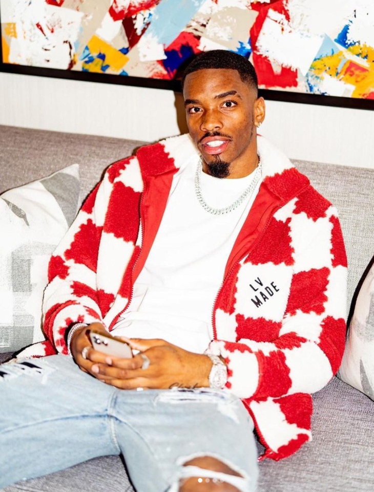 Toney mặc chiếc áo lông cừu của Louis Vuitton có giá 1.280 bảng - Ảnh: THE SUN&nbsp;