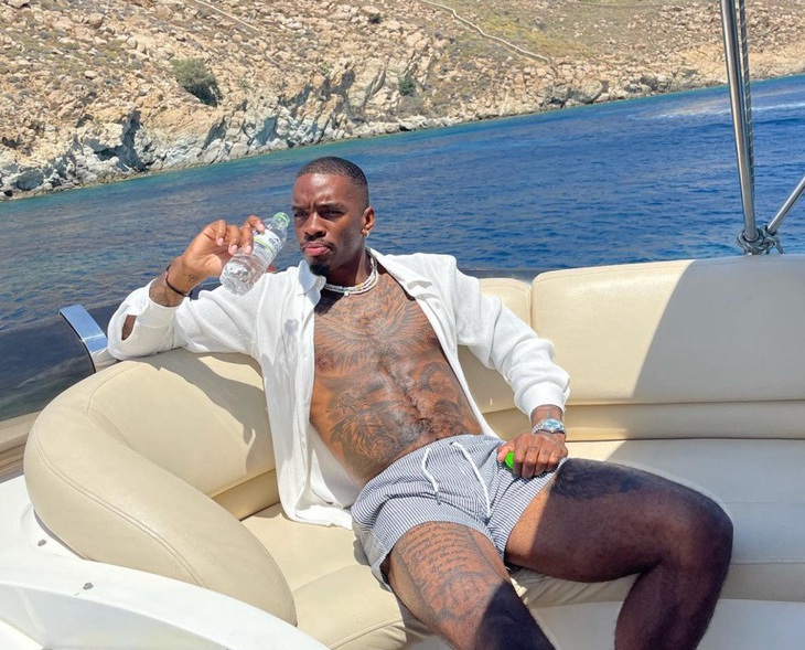 Ivan Toney tận hưởng cuộc sống trên du thuyền - Ảnh: THE SUN