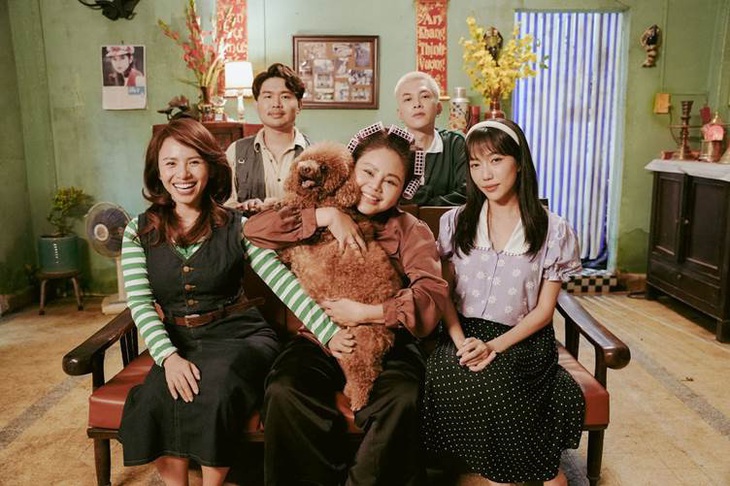 Dàn diễn viên Lê Giang, Diệu Nhi, Anh Tú, Quốc Khánh và Ngọc Phước trong bối cảnh phim