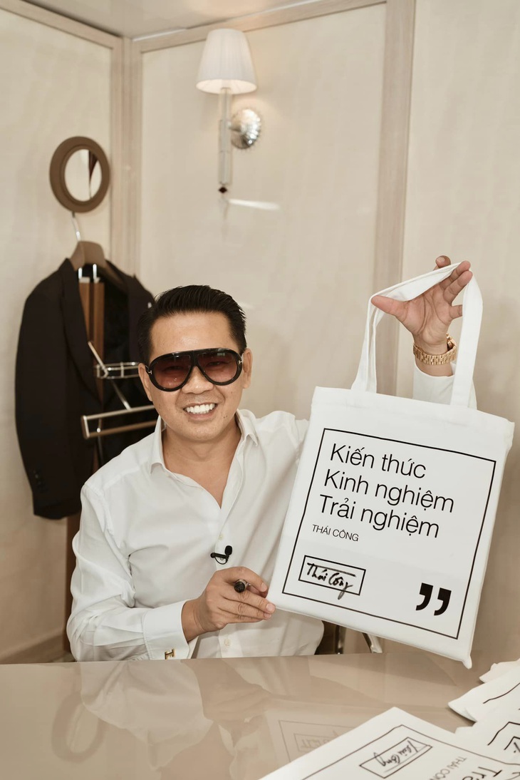 Hàng thật được chính nhà thiết kế Thái Công sản xuất và kinh doanh có giá 99.000 đồng.