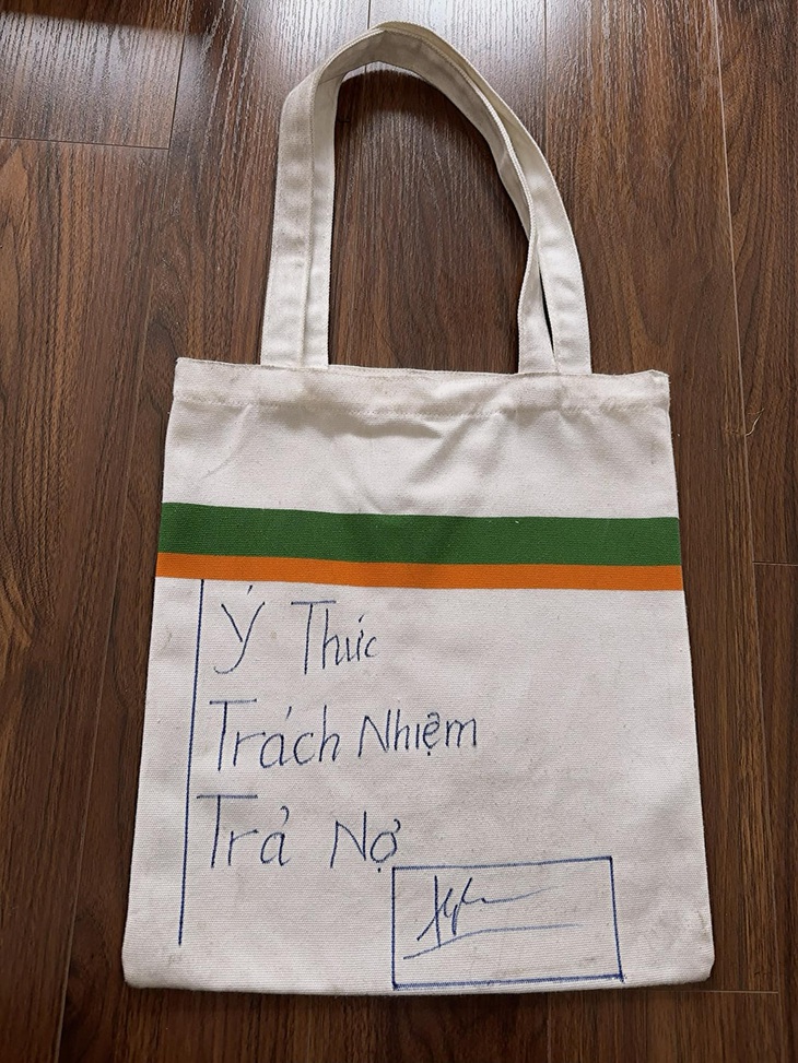 Sắp Tết rồi, đeo 