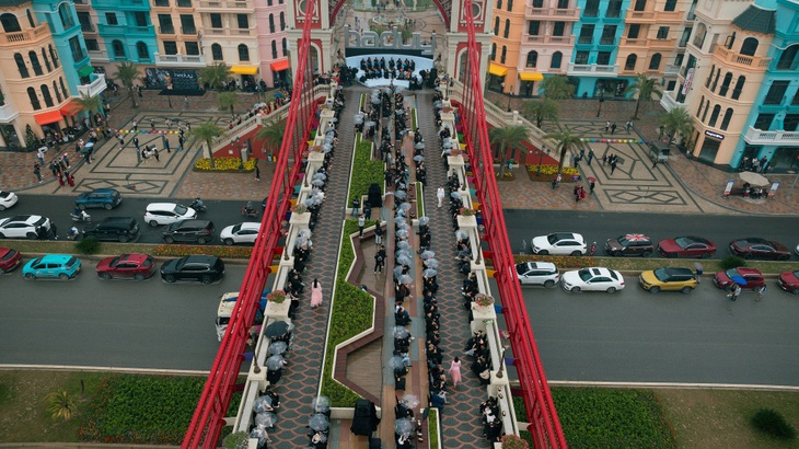 Sàn diễn 100m "độc nhất vô nhị" trong show diễn nhà thiết kế Hà Duy nhìn từ trên cao