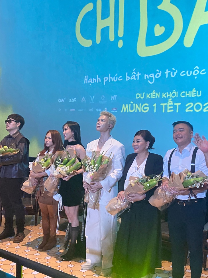 Anh Tú nổi bật với mái tóc màu bạch kim trong showcase phim mới