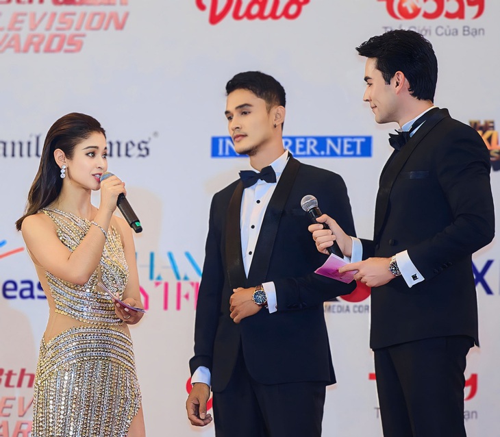 Sao nam đang có phim top 1 rating cả nước tự tin giao lưu bằng tiếng Anh trên thảm đỏ và giới thiệu hai món ăn yêu thích phở và chả giò đến khán giả quốc tế