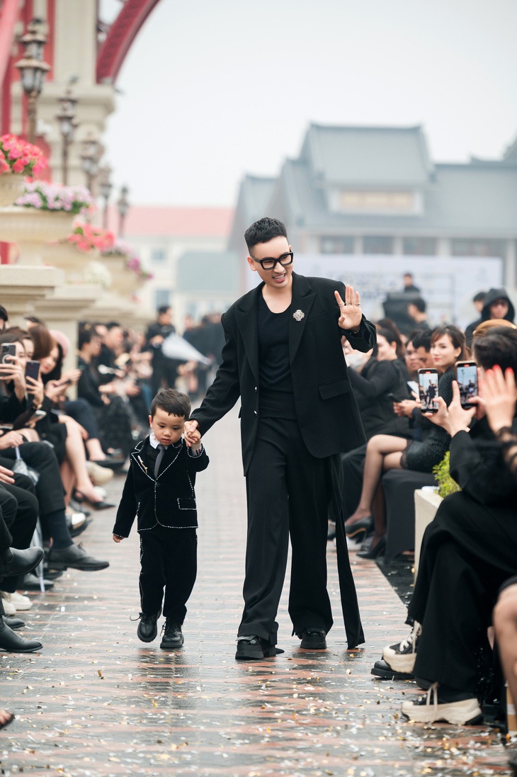 Nhà thiết kế Hà Duy dắt con trai 3 tuổi chào kết bộ sưu tập mới