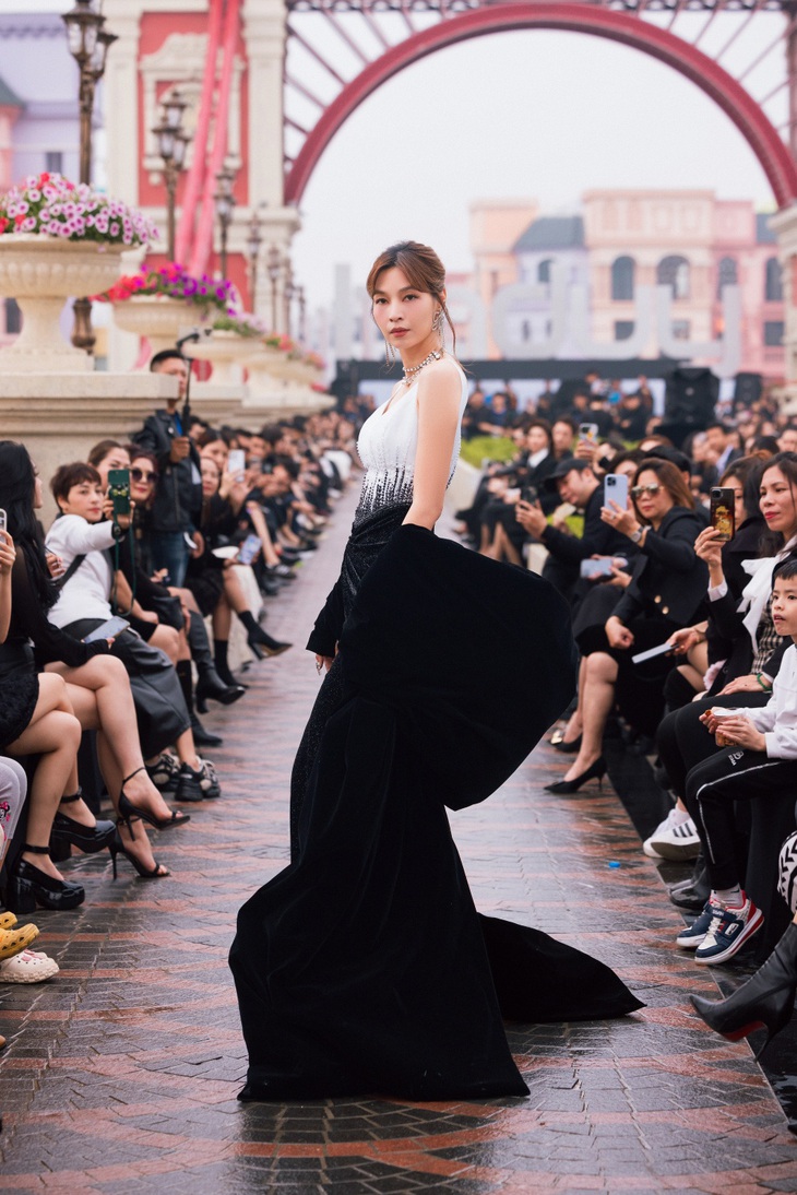 Siêu mẫu Thúy Hương có màn tái xuất sàn diễn thời trang trong nước sau thời gian dài vắng bóng