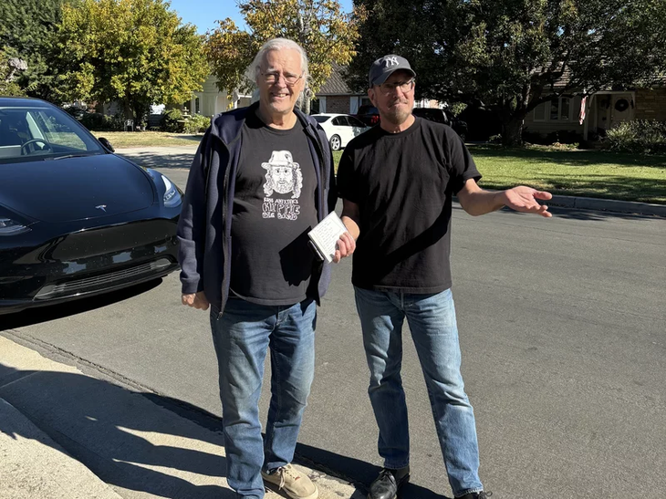 Glenn Jordan (trái) và Dan Marfisi gặp lại nhau nhân dịp cộng đồng mạng "truy tìm" họ cùng bài hát bí ẩn. Ảnh: Linda Marfisi