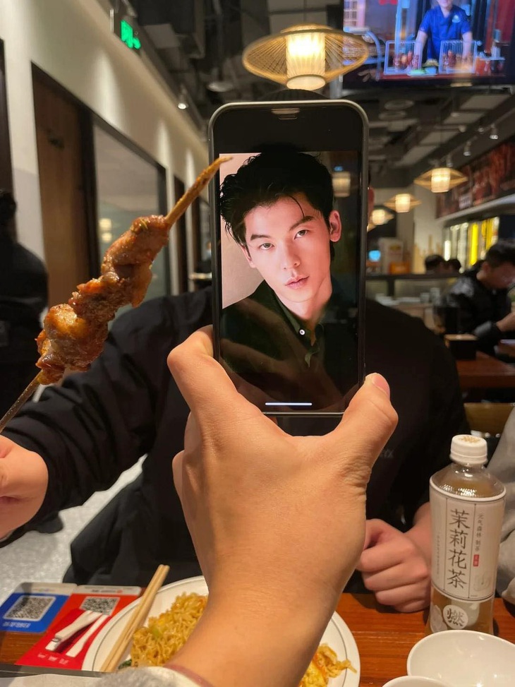 Tự dưng thấy xiên thịt nướng thơm ngon hơn hẳn.