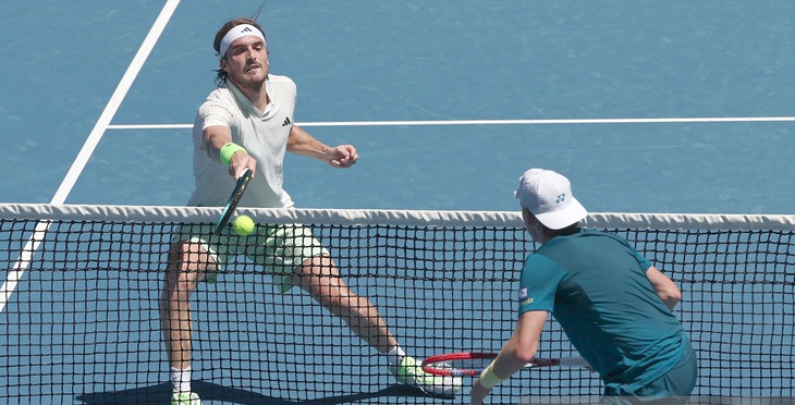 Cú đánh bóng gây sốt của Stefanos Tsitsipas tại Úc mở rộng 2024 - Ảnh: GETTY IMAGES