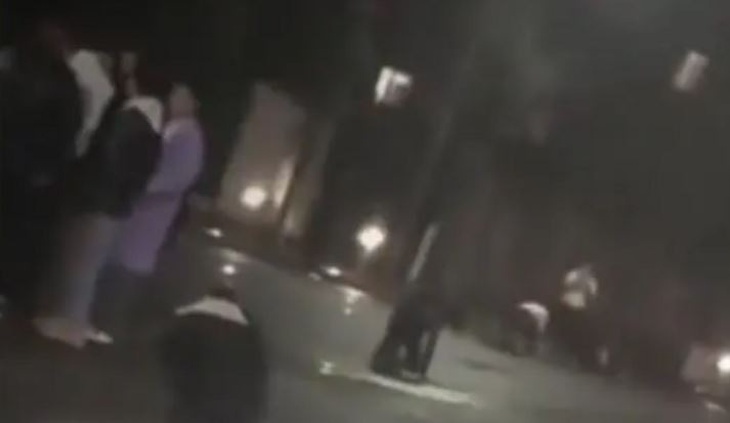 Nhóm nhân viên bị bắt gặp chịu 