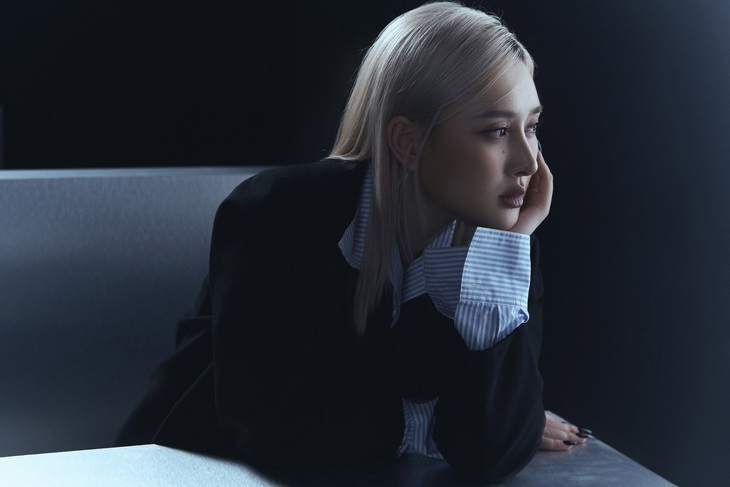 MV Ở đâu ngập tràn những gam màu trắng, xanh dương đầy cô đơn, lẻ loi, cho đến những khoảnh khắc chỉ có hai màu đen - trắng.