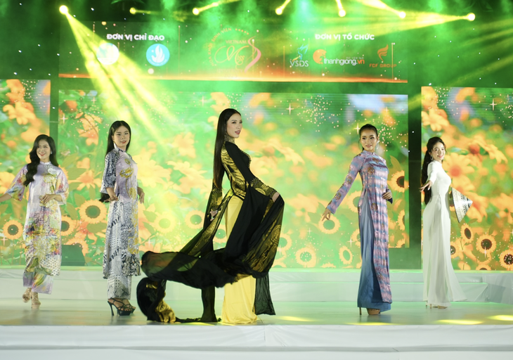 Các thí sinh trong phần thi trang phục áo dài.