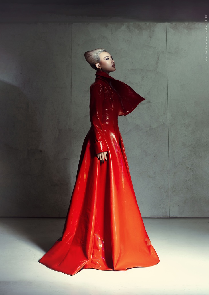 Vẫn là Chu Thúy Quỳnh với màu giọng trầm ấm nhưng sang chảnh và ngùn ngụt khí chất chị đại