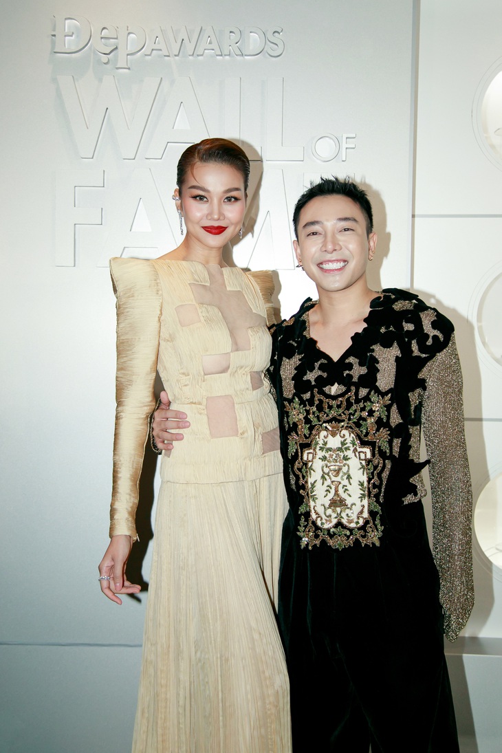 Stylist Hoàng Ku là cộng sự lâu năm, đã đồng hành giúp Thanh Hằng có diện mạo chỉn chu, xinh đẹp.