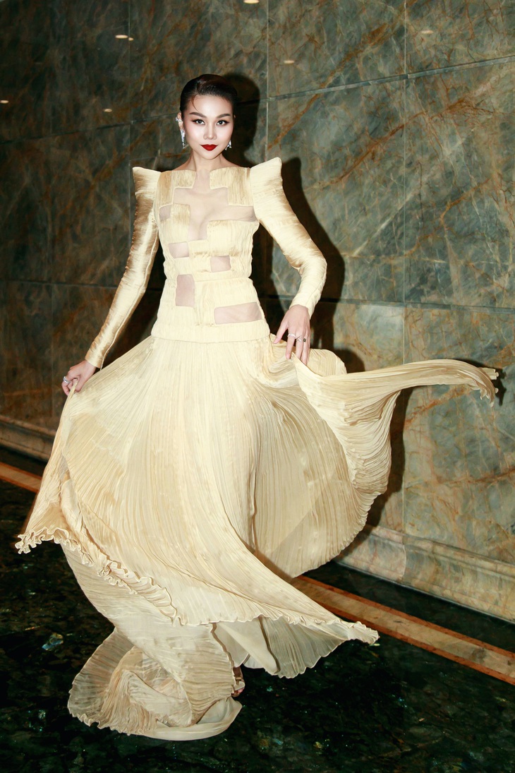 Trước đó đúng một tuần, Thanh Hằng được tạp chí Men’s Folio Vietnam trao tặng giải thưởng ‘Biểu tượng người phụ nữ của năm’. Với 22 năm làm việc trong showbiz, Thanh Hằng trở thành một trong những biểu tượng khó thay thế, có vị trí vững chắc.