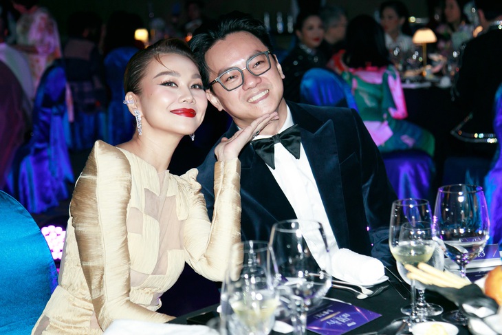 Tại sự kiện, Thanh Hằng và ông xã có dịp hội ngộ nhiều người quen trong showbiz. 