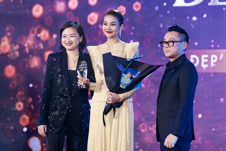 Thanh Hằng vô cùng hạnh phúc khi được xướng tên ở hạng mục cuối cùng ‘The Icon - Biểu tượng của mọi biểu tượng’. Thanh Hằng được giám đốc sáng tạo Hà Đỗ (trái) và nhà thiết kế Công Trí trao giải 'The Icon - Biểu tượng của mọi biểu tượng'.