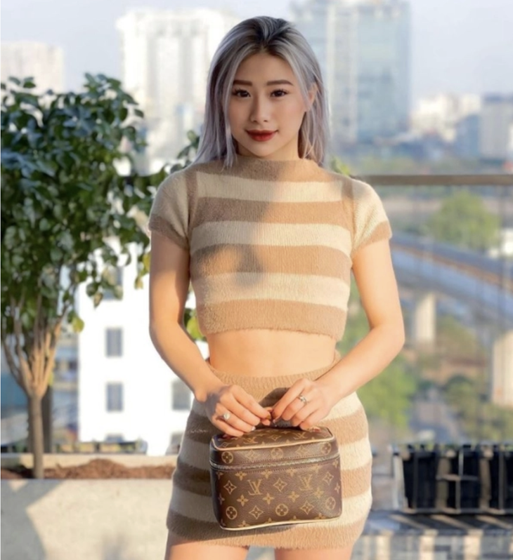 Cô sở hữu nhiều chiếc túi, được sử dụng cho tùy loại trang phục. 