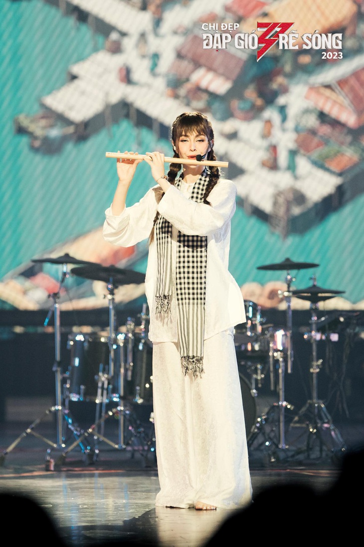 MLee trổ tài chơi nhạc cụ trên sân khấu công diễn.