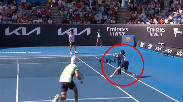 Tình huống bé nhặt bóng lao vào sân bắt bóng&nbsp;