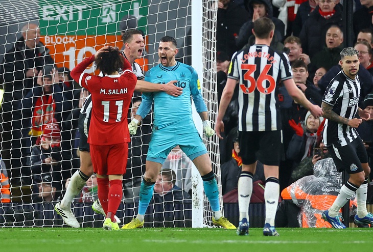 Mohamed Salah bất lực trước khung thành Newcastle trong hiệp 1 với đôi giày vàng - Ảnh: REUTERS