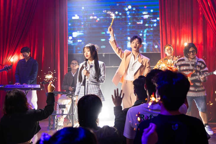 Orange và Hoàng Dũng đóng vai người kể chuyện trong MV 'Nơi pháo hoa rực rỡ'. Ngoài ra, ở phần cuối của MV còn có sự góp giọng của ca sĩ Cẩm Vân