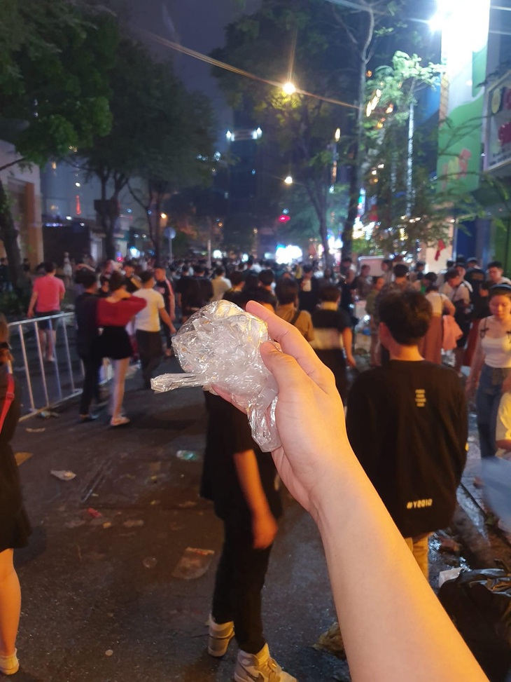 Sau khi lễ hội tan, chiếc túi ni lông vẫn "đồng hành" cùng chủ nhân của nó...