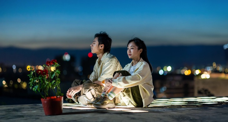 MV "Nơi pháo hoa rực rỡ" có sự tham gia của 2 diễn viên: Hoàng Hà và Đức Mạnh. Với giai điệu nhẹ nhàng, sâu lắng cùng câu chuyện về năm tháng tuổi trẻ, ca khúc mang đến một khởi đầu năm mới đầy cảm xúc.