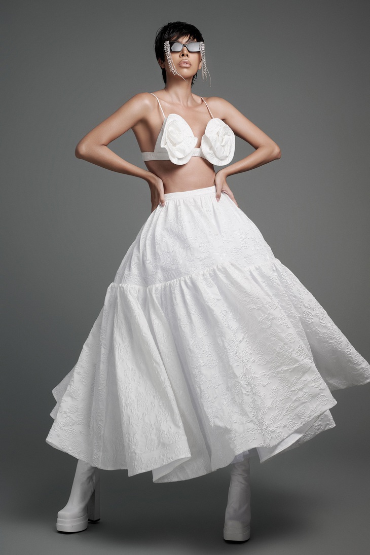 Bra-top hoa 3D này là một trong những sáng tạo của Đỗ Mạnh Cường, từng được anh trình làng tại Tuần lễ Thời trang New York, và được giới mộ điệu, khách hàng đón nhận.