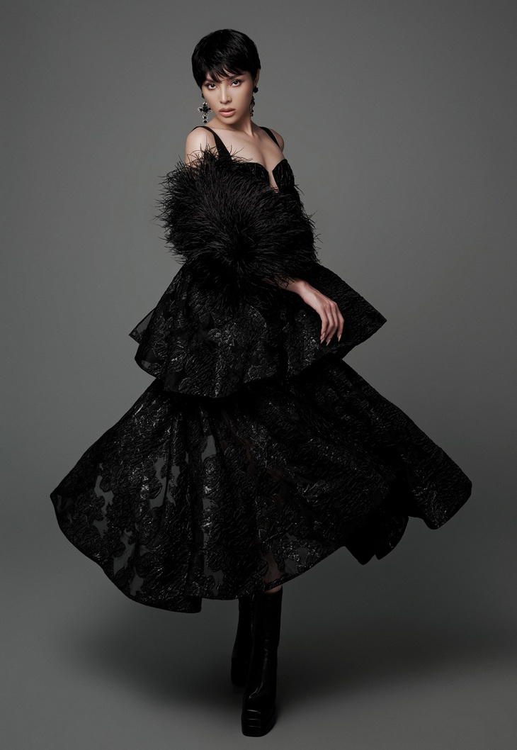 Kỳ Duyên tiếp tục xuất hiện trong sắc đen ấn tượng. Thiết kế với phom váy phân tầng, ngực xẻ sâu vừa phải. Phom corset giúp tôn lên đường cong cho người mặc. 