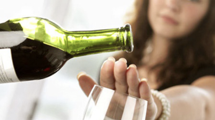 Hành động ép rượu khiến nhiều người lao động khó chịu. 